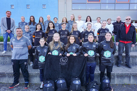 Mädchenteams des FC Eschweiler ausgestattet wie Profis