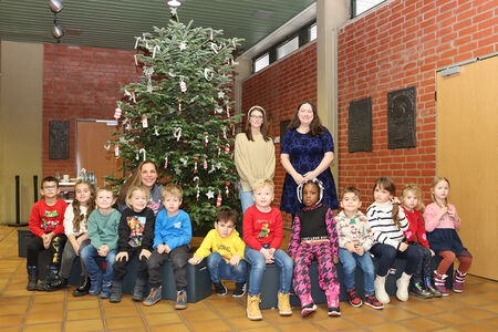 Weisweiler Kids lassen Weihnachtsflair ins Rathaus einziehen