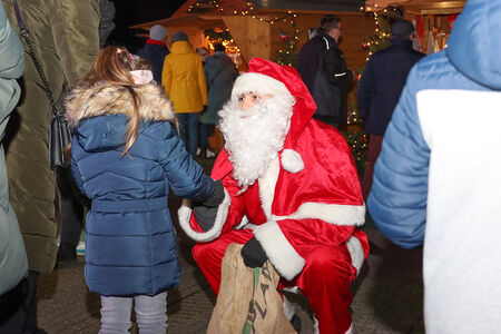 Auftakt des Weihnachtsmarkts: Jung und Alt kommen in Adventsstimmung